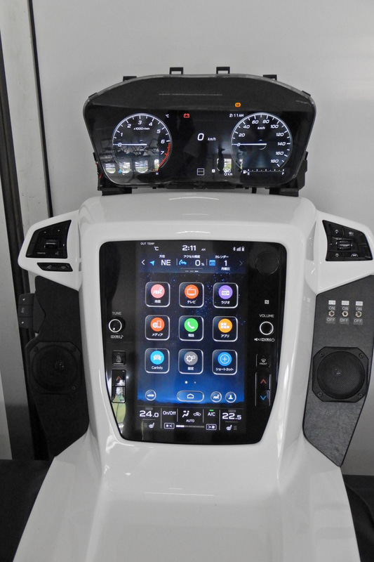 縦型の11.6インチタッチパネル式センターディスプレイと12.3インチの液晶モニタ展示