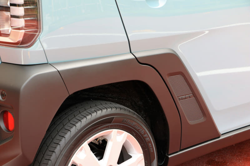 両手いっぱいに荷物を持っていたら足を使ってドアを閉めるところまでイメージができていた