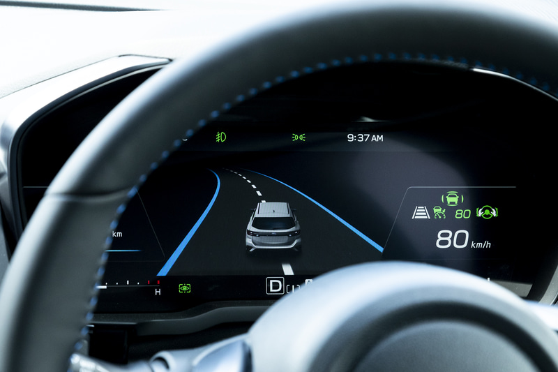 アクティブレーンチェンジアシストのメーターパネル表示。デジタルコクピットのため極めて分かりやすい