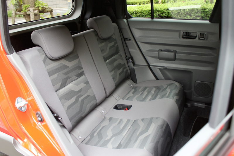 前席と後席の違いを明確にしたインテリア