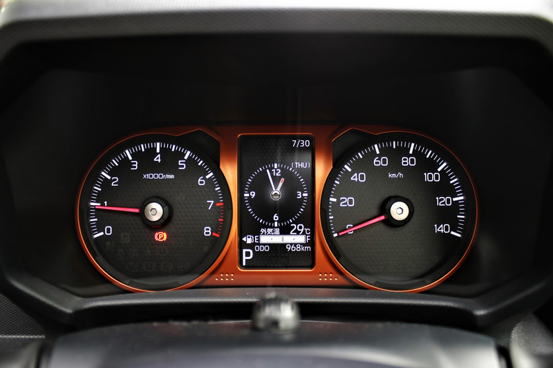 オレンジのアクセントカラーを取り入れてワクワク感を表現