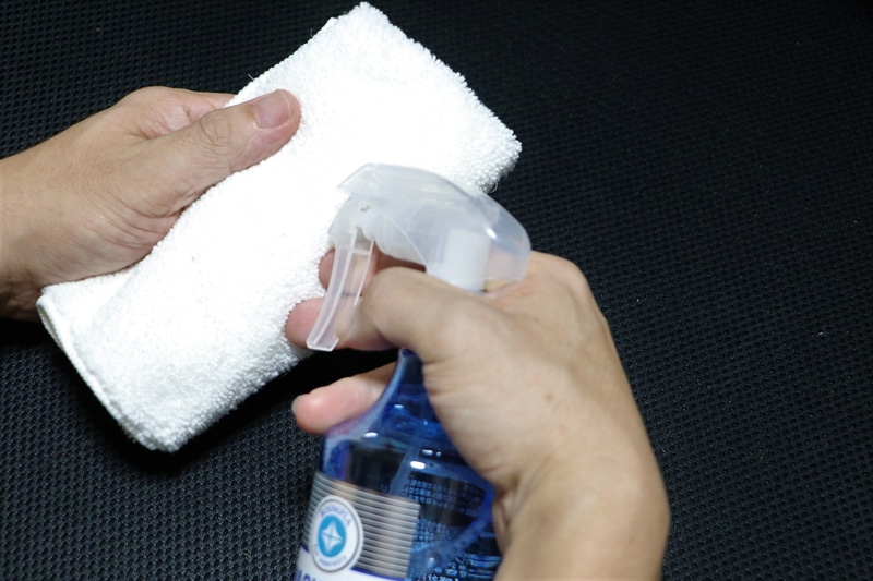 基本的には乾いた布にスプレーをして拭いていく