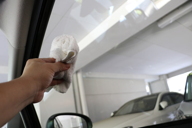 窓ガラスは直接スプレーしてから拭いてもOK