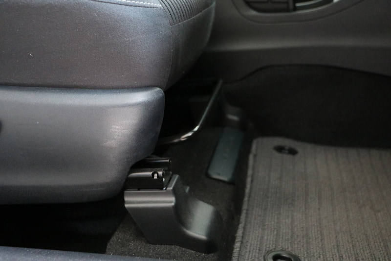 シートスライドレバー