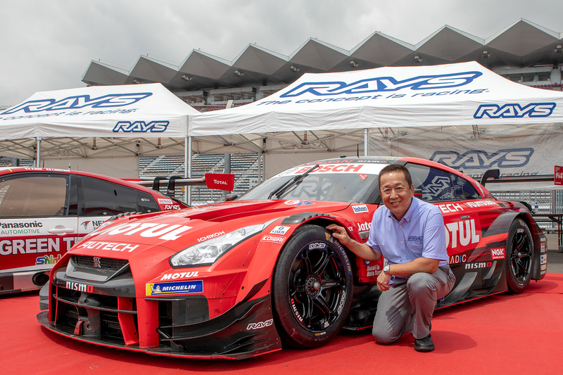 株式会社レイズ　代表取締役社長の三根茂留氏とレイズ製ホイールを履くSUPER GT GT500の23号車