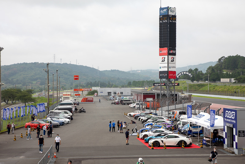 「RAYS WORLD TOUR IN JAPAN」で行なわれた新作ホイール紹介、デモカー紹介、そしてレイズ製ホイールを履くSUPER GTマシンとドライバーインタビューなどの模様はレイズのYouTubeチャンネルとFacebookにて生配信され、現在も視聴可能だ