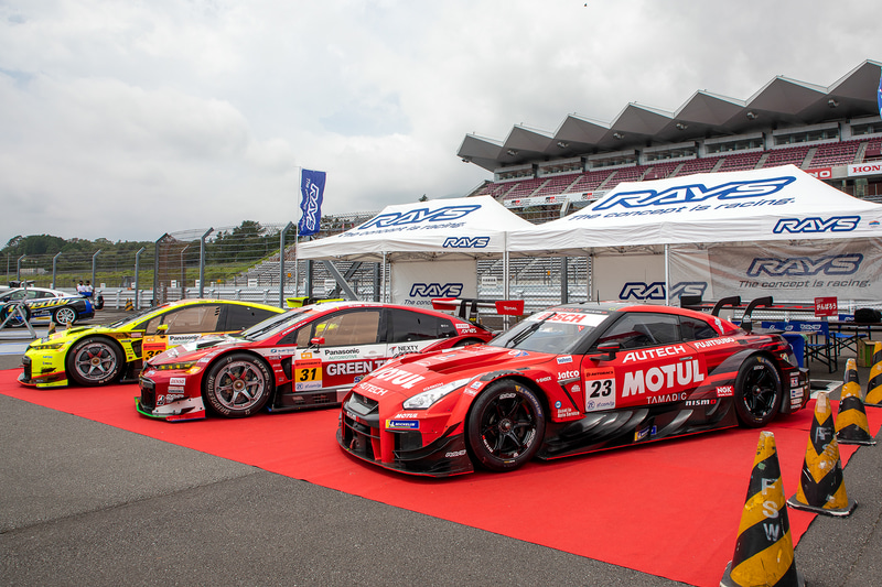 「RAYS WORLD TOUR IN JAPAN」で行なわれた新作ホイール紹介、デモカー紹介、そしてレイズ製ホイールを履くSUPER GTマシンとドライバーインタビューなどの模様はレイズのYouTubeチャンネルとFacebookにて生配信され、現在も視聴可能だ