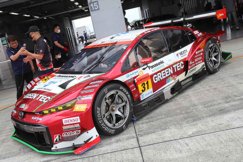 「RAYS WORLD TOUR IN JAPAN」で行なわれた新作ホイール紹介、デモカー紹介、そしてレイズ製ホイールを履くSUPER GTマシンとドライバーインタビューなどの模様はレイズのYouTubeチャンネルとFacebookにて生配信され、現在も視聴可能だ