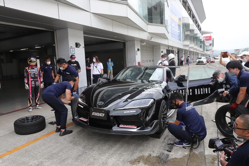 「RAYS WORLD TOUR IN JAPAN」で行なわれた新作ホイール紹介、デモカー紹介、そしてレイズ製ホイールを履くSUPER GTマシンとドライバーインタビューなどの模様はレイズのYouTubeチャンネルとFacebookにて生配信され、現在も視聴可能だ