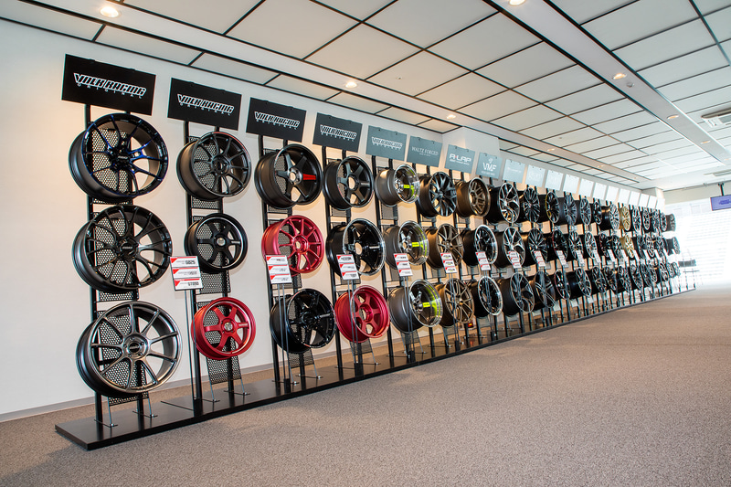 ピットA棟2階にあるクリスタルルームにはプレゼンテーション用のステージが設けられ、60本の新作ホイールも展示