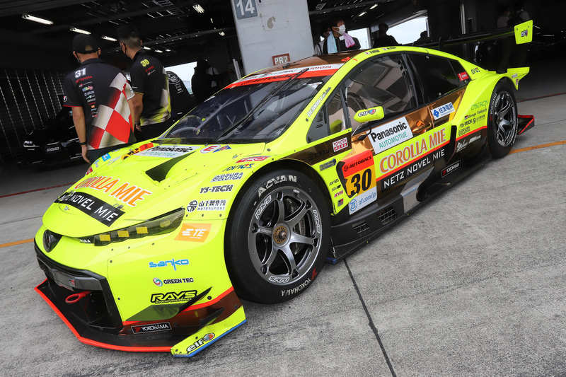 織戸選手に30号車のホイールの印象を聞いてみると「軽くて剛性が高い。あとはやっぱりカッコいいよね」と織戸選手らしい答えが返ってきた