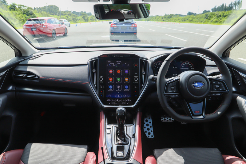 スバル初の機能を満載した新型「レヴォーグ」の近未来デジタルコクピット