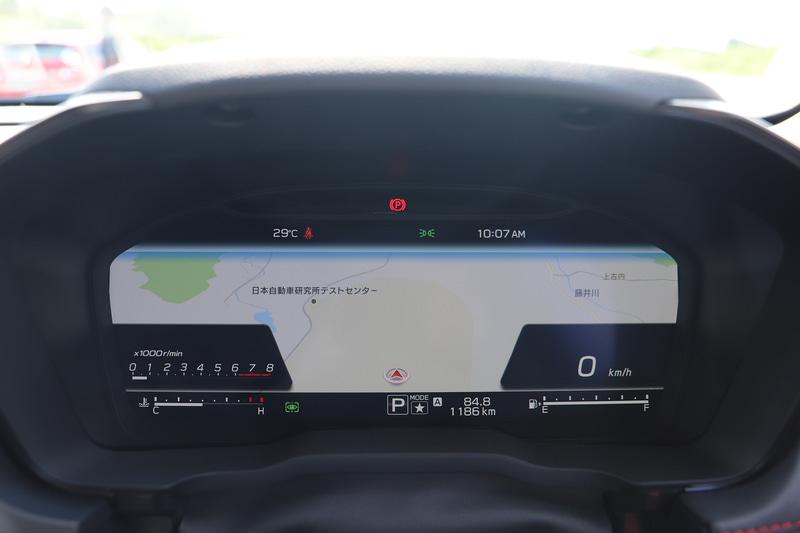 地図表示画面。左側にタコメーター、右側に速度が表示される
