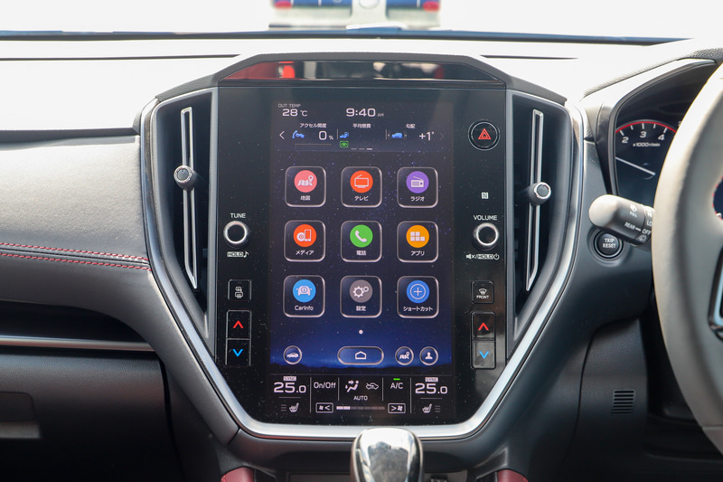 センターインフォメーションディスプレイ。ホームボタンが用意されていて、最初の画面に戻れるほか、ナビ画面をすぐに表示できるように、現在地ボタンを固定で設定している