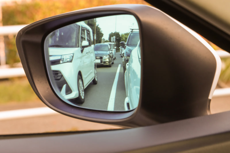 ドアミラーの向きは地平線が下から3分の2ぐらいの位置にくるようにすると、横を走るクルマの状況が分かりやすくなります