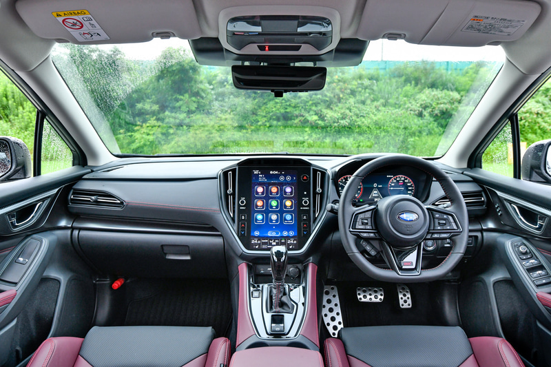 まるでデカスマホな11.6インチのセンターインフォメーションディスプレイ。これはスマホみたいに操作できるので、こうしたデジタル機器が苦手な人もなじみやすそう。そして、ドライバーの目の前には12.3インチのフル液晶メーターがあって、そこにナビ画面やアイサイトの作動状況もしっかり表示されます