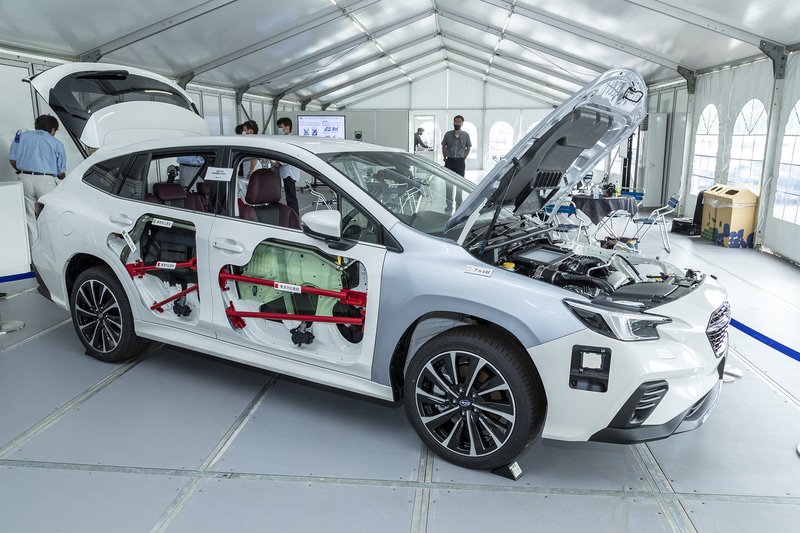 ボンネットとフロントフェンダーはアルミ材。フロントまわりの軽量化に配慮