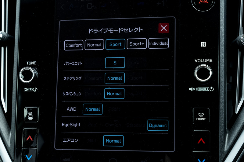 ドライブモードセレクトの状態はセンターコンソールのインフォメーションディスプレイに表示