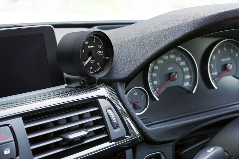 さまざまな車種の装着例。本体部は60Φとなるため、各種メーターホルダーにも対応する