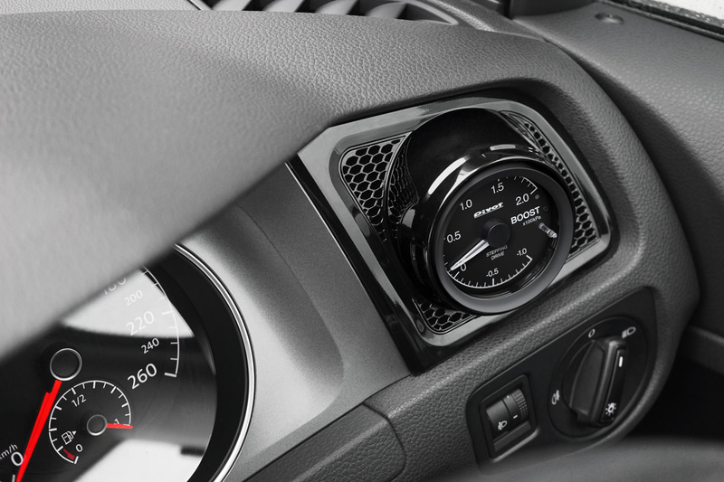 さまざまな車種の装着例。本体部は60Φとなるため、各種メーターホルダーにも対応する