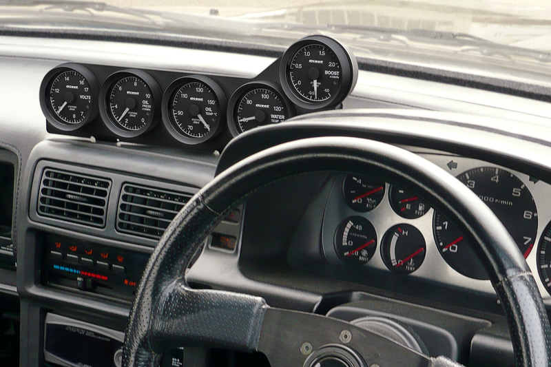 さまざまな車種の装着例。本体部は60Φとなるため、各種メーターホルダーにも対応する