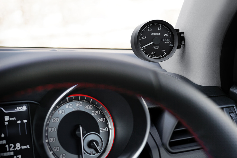 さまざまな車種の装着例。本体部は60Φとなるため、各種メーターホルダーにも対応する