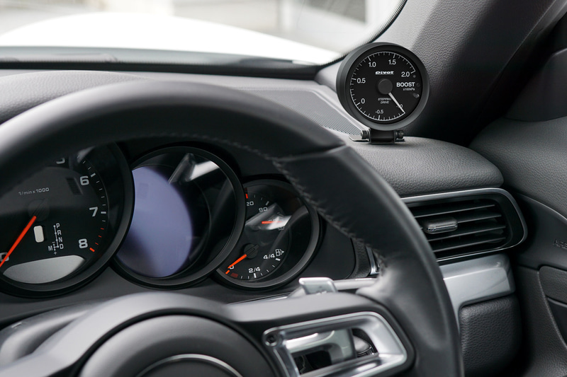 さまざまな車種の装着例。本体部は60Φとなるため、各種メーターホルダーにも対応する