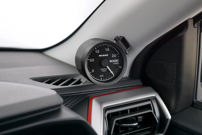 さまざまな車種の装着例。本体部は60Φとなるため、各種メーターホルダーにも対応する