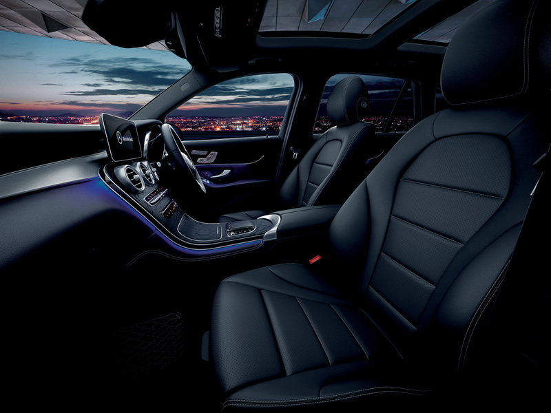 レザーARTICO素材を用いたブラックシートを特別装備