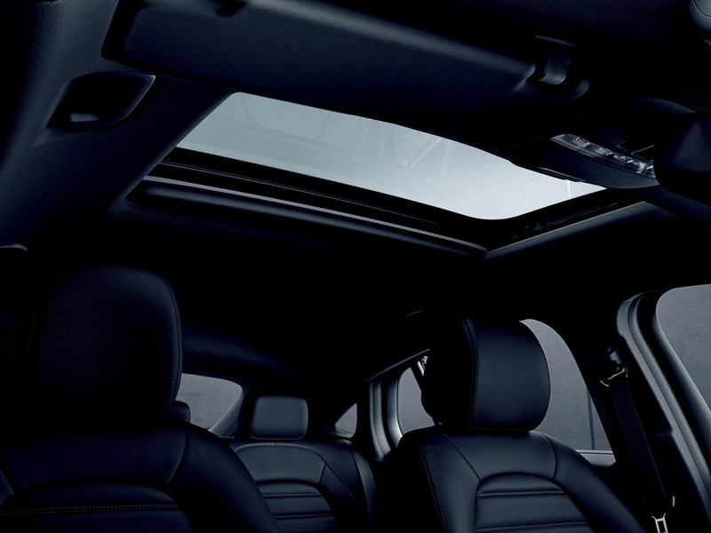 GLC 220 d 4MATIC クーペはガラススライディングルーフ