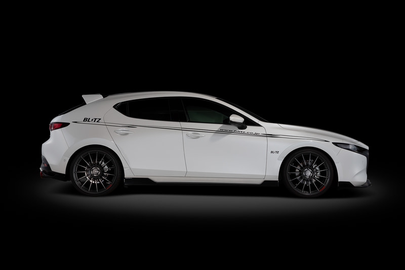 サイドスポイラー（未塗装：8万2500円、塗装済み：12万1000円）