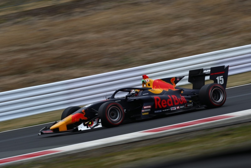 笹原選手が代わりにステアリングを握る15号車