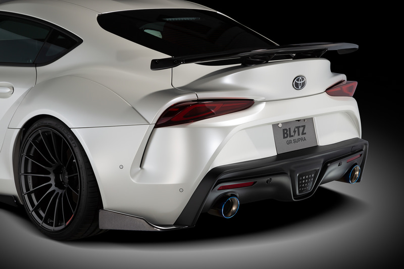 全長が約20mmアップするリアバンパースポイラー（17万6000円）とリアバンパーサイドフィン カーボン（11万円）。