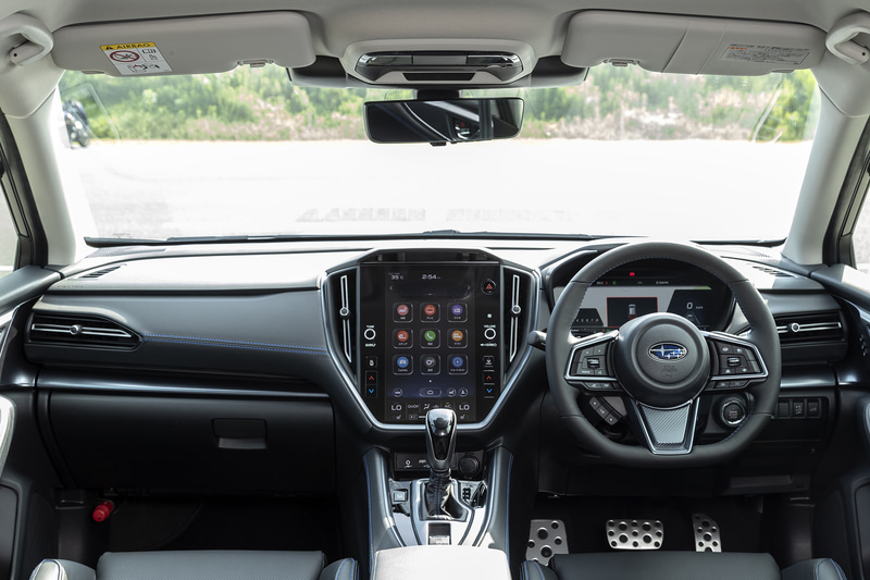 新型「レヴォーグ」の11.6インチセンターディスプレイと、12.3インチのフル液晶メーターを採用するデジタルコクピット。「アイサイトX」をオプションで選択した場合に同時装着される