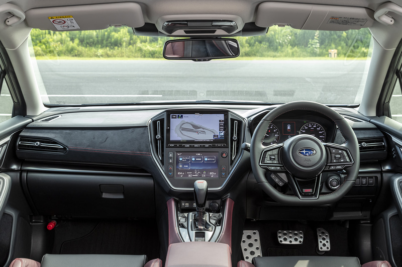 アイサイトXを選択しない場合のインパネ。中央にあったセンターディスプレイの位置には、上部にナビが、下部にエアコンの温度表示などの画面が配置される