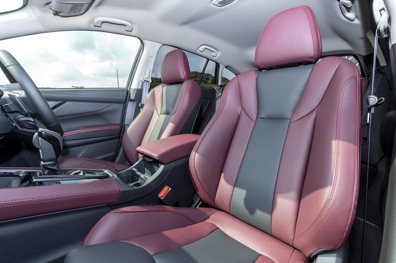 グレードごとに異なるシート表皮を採用するも、「疲れにくいシート」という基本構造は変わらない