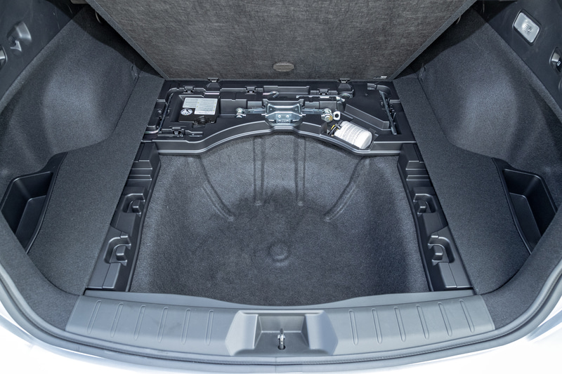 現行型に対して10L拡大した492Lを確保するラゲッジルーム。サブトランクは現行型から29Lと大幅に拡大した69Lの容量を誇り、計561Lという荷室容量とした