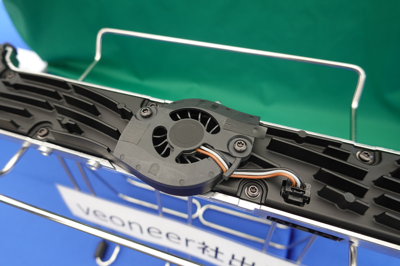 FPGAの発熱対策のためか、アクティブファン形式になった。高機能化の証でもある