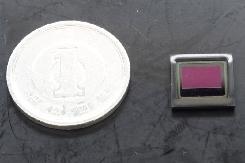 オン・セミコンダクターの2.3Mイメージセンサー「AR0231」（右）。左は1円玉