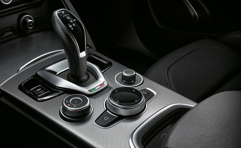 ジュリアとステルヴィオの新グレード「SPRINT（スプリント）」の内装