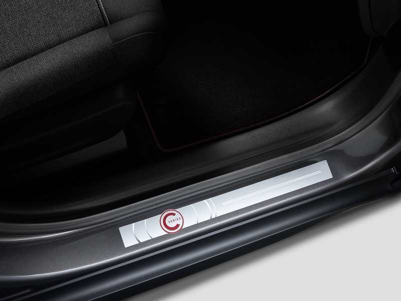 ドアステップにはC-Seriesのメタルロゴが付く