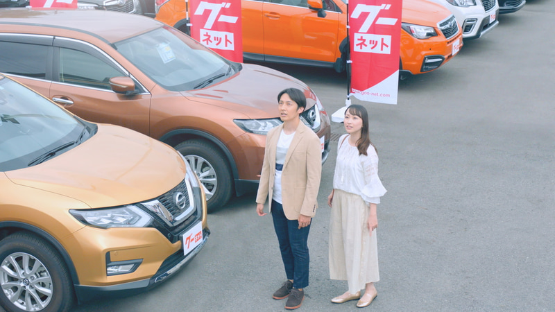 人気コスプレイヤーのえなこさんが出演する、グーネットの新CM「グーネット　グーネットウーマン編」。クルマのコスプレをしたえなこさんが、青空のもとで屋上から「欲しいが見つかるグ―ネット！」と繰り返し、街の人に呼び掛ける