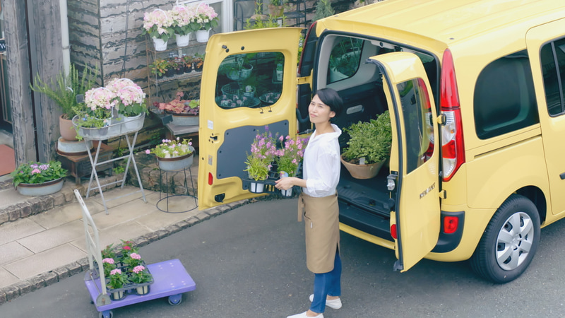 人気コスプレイヤーのえなこさんが出演する、グーネットの新CM「グーネット　グーネットウーマン編」。クルマのコスプレをしたえなこさんが、青空のもとで屋上から「欲しいが見つかるグ―ネット！」と繰り返し、街の人に呼び掛ける