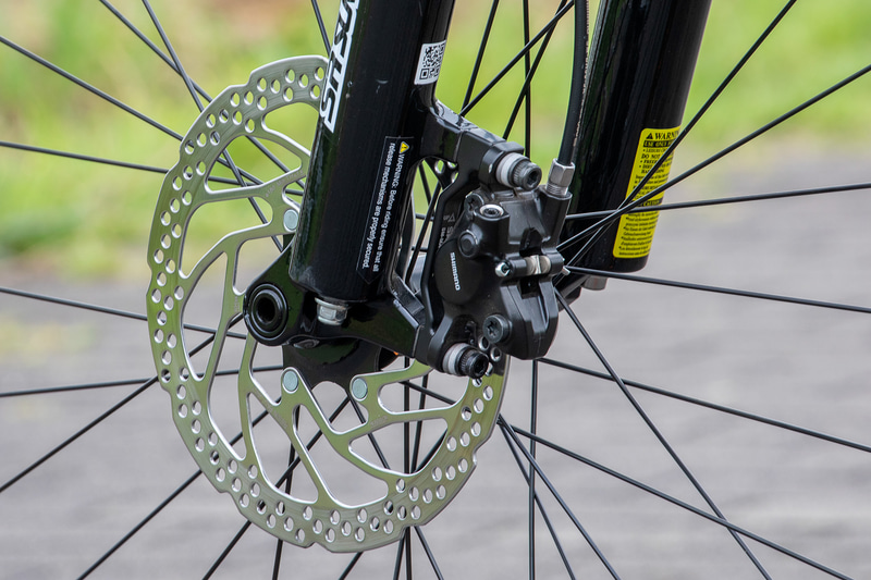 ブレーキはシマノ製の前後油圧ディスクブレーキ。クロスバレーE6180の18インチモデルで車重が21.3kgあって、乗り手をあわせると約90kgの重量になったが、効きは十分すぎるほどのものだった