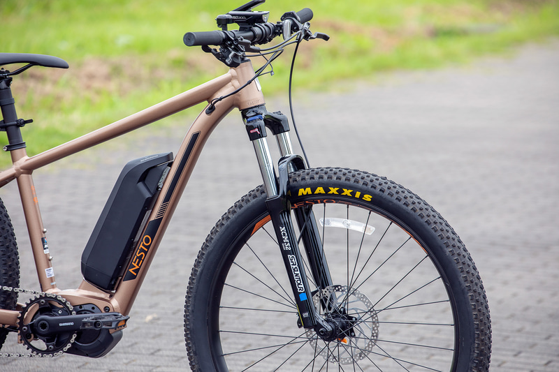 フロントサス装備＆ダート用タイヤなので今回の試乗には未舗装路もコースに入れた。本格MTBのクロスバレーE6180は装着されているハンドル幅が600mmを超えるため、自転車走行可の歩道を含むすべての歩道通行は法律で禁止されている