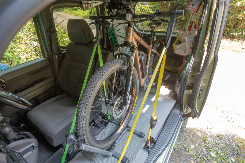 バイクの積み降ろし時はラダーが必要だけど、e-bikeならヒョイと持ち上げて載せられるので楽。出かける準備の手間が少ないと「行こう」という気になることも増えると思うので、積み降ろしが楽というのは大事な部分