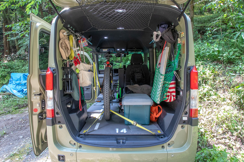 左寄せに積むので右にはスペースがあるのでソロキャンプ道具なども余裕で入る。右2列目シートを出すことも可能だ