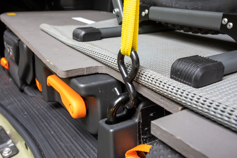 このようなしっかりしたフックが8箇所に付いている。バイクや自転車を積む場合は、倒したシート裏やラゲッジ床を痛めないようフロアボードを敷くことを勧める