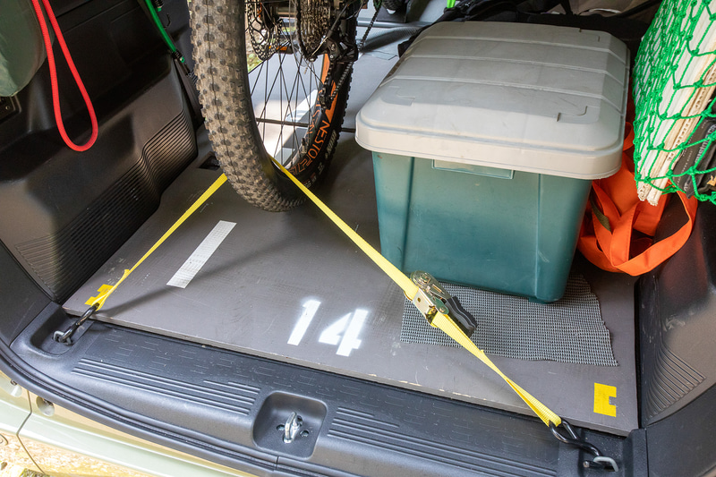 筆者のベルトの使い方はフロントを張ったあと、リアホイールにベルトを掛けて後ろに引く。軽量なe-bikeならガッチリ固定できる。車重があってリアサスもあるバイクではリアも左右別々のベルトで張るようになる