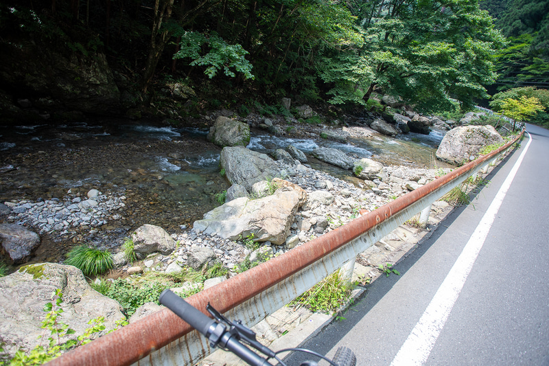 沢に沿って登っていく道なので空気はヒンヤリで気持ちいい。たまに止まって風景を眺めるが、坂道での再スタートが容易なe-bikeだから止まろうという気になれるのだ